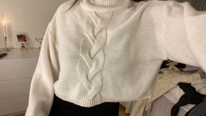 Stickad tröja från NA-KD strl 34 - Vit stickad tröja med krage som går att antigen vikas eller ha som den är. Ganska så croppad men inte överdrivet💗