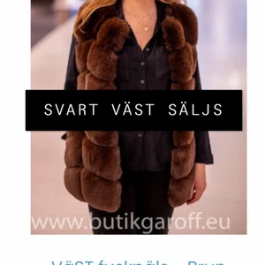 Svart pälsväst (fake fur) - Svart fuskpäls väst! Köpt för 899 kr från Garoff. Strl L men passar även M.  Säljs för 300 kr. Forfarande i väldigt fint skick. Säljer pga inte min stil längre och har inte plats i garderoben😁 (hitta ingen bild på den svarta västen i hemsidan men ville visa hur den sitter på).
