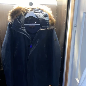 Micheal Kors MK - Micheal Kors jacka storlek M passar S oxå i ”mocka” material o fin päls. Jackan är mörkblå bra skick 