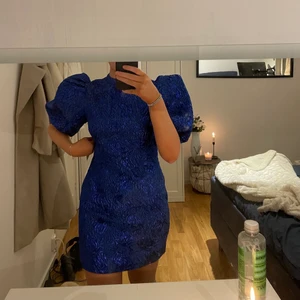 Margaux X na-kd - Slutsåld super fin nyårs klänning från margaux kollektion med na-kd, köpte två så har en oanvänd XS över! Hög efterfrågan på klänningen, startar budgivning men säljer direkt för 700 plus frakt! (ordinarie 549) 