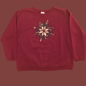 JULTRÖJA!! 🎄🎄 - Riktigt najs Jultröja storlek L men passar även M. Tröjan är i bra vintage skick och har inga direkta defekter. Tveka inte att höra av dig om du undrar något! 🎄💫❤️