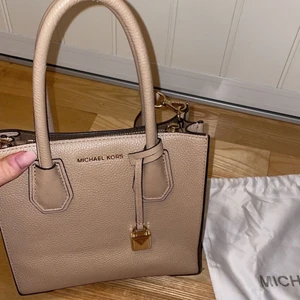 Michael kors väska  - Superfin Michael kors väska💕 smidig korthållare i väskan💕 Köpet för 1800kr💕 Skriv för mer bilder eller om du har några frågor. Kvitto skickas självklart med 