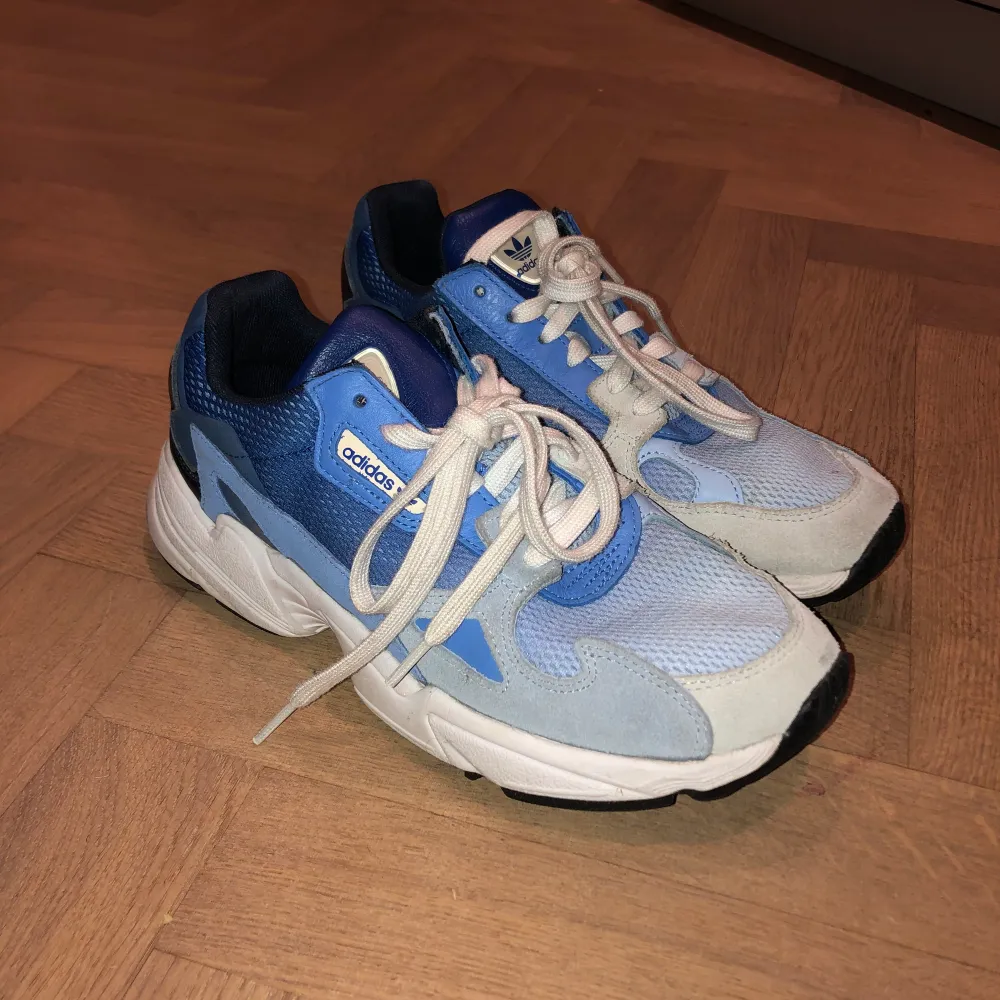 Adidas sneakers i gott skick! Använda 1 gång. Nypris 800kr . Skor.