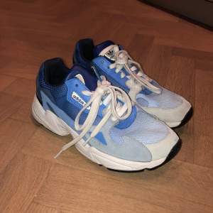 Adidas sneakers i gott skick! Använda 1 gång. Nypris 800kr 