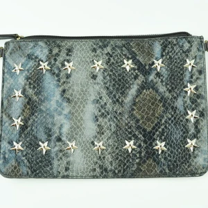 Night🌙 by M.E.J UF - En ormskinsmönstrad kuvert väska utan axelband. På framsidan av väskan sitter stjärnnitar i form av en rektangel. Det finns även ett fack inne i väskan.