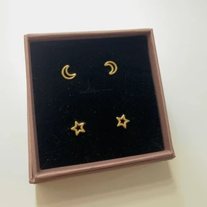 Edblad örhängen - Säljer dessa två par örhängen ifrån edblad. Dem kommer tyvärr inte till användning då jag mer är en silver tjej än guld. Endast använda 2-3 gånger så är i nytt skick! 80kr/par eller 130kr för båda🌟