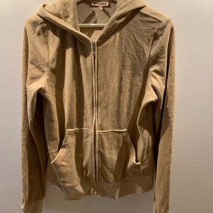 Juicy couture tröja - Köpt i usa i en juicy butik för många årsedan. Har bara legat i min garderob ett tag. Bra skick o passformen är som ny. 