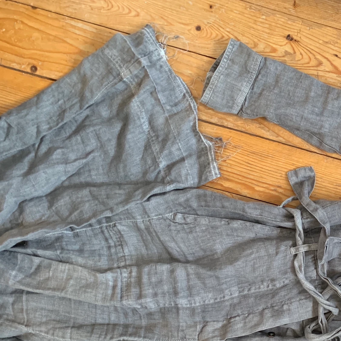 Grå jumpsuit i linne - 90