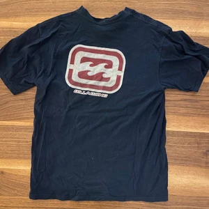 billabong tshirt - cool billabong tisha den har ingen lapp men gissar på storlek S/M typ, den är mörkblå