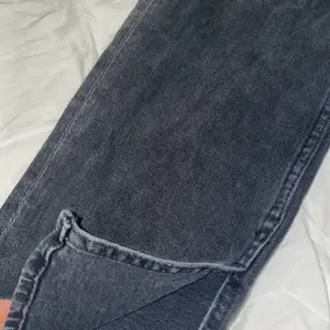 Ett par jätte fina gråa slitsade jeans. Ganska nya och har knappt använt dem eftersom att dem passar inte passar mig, dem är gråa och är jätte bra material, om du vill ha fler bilder eller diskutera priset är det bara att kontakta☺️