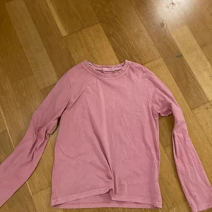 Långärmad tröja - Rosa tröja från weekday, bra basplagg