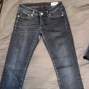 Jeans  - Raka lågmidjade jeans från crocker med en dragkedja längst ner. Fräscha och hela. 