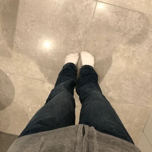 Zara jeans - Säljer mina fina mörkblåa mid Rise storlek 34 jätte fint skick❤️