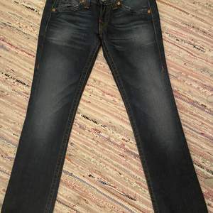 Jag säljer dessa lågmidjade bootcut jeans ifrån True Religion i helt nyskick. Storlek 27 och midjemått 78 men skulle säga att dom är små i storleken. 