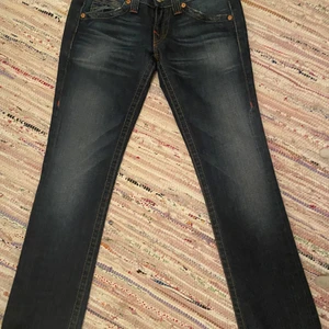 True Religion Jeans - Jag säljer dessa lågmidjade bootcut jeans ifrån True Religion i helt nyskick. Storlek 27 och midjemått 78 men skulle säga att dom är små i storleken. 