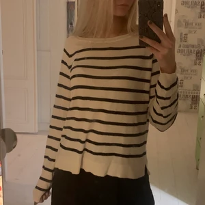 Randig tröja zara - Vit svart randig tröja från zara. Storlek L jag brukar ha S.  +frakt❤️