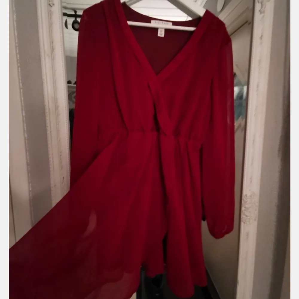 Röd klänning från nelly stl 40. Passar dock mig som vanligtvis har stl xs-s . Klänningar.