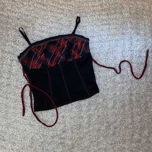 jättefint linne med band som kan antingen knytas eller hänga löst, öppning på sidan. Strl S 
