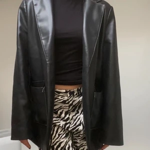 Kavaj i iake-läder - Skitsnygg kavaj/blazer i läderimitation, går till allt! 