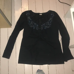 JÄTTEFIN BLUS!!! - jättefin blus!!! svart, jättegulligt mönster, knytning!!! säljer för att jag inte använder)):