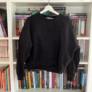 Svart sweatshirt  - Svart snygg sweatshirt från Carin Wester (Åhlens). Använd ett par gånger men ändå mycket bra skick. Nypris 399💗