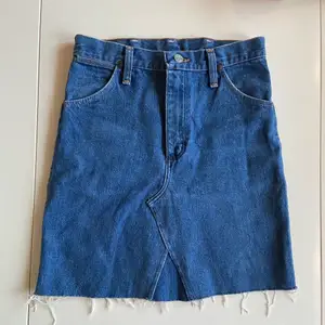 En fin vintage wrangler jeans kjol köpt på beyond retro! Mycket bra skick, storleken uppskattas till en XS. Skriv till mig om du har frågor. Köpare står för spårbar frakt på 66kr eller postnord påse S för 45kr.🥰 Säljer då den blivit för liten på mig med S. Vid snabb affär kan priset diskuteras