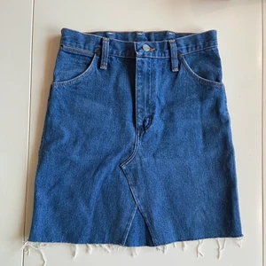 Vintage wrangler kjol - En fin vintage wrangler jeans kjol köpt på beyond retro! Mycket bra skick, storleken uppskattas till en XS. Skriv till mig om du har frågor. Köpare står för spårbar frakt på 66kr eller postnord påse S för 45kr.🥰 Säljer då den blivit för liten på mig med S. Vid snabb affär kan priset diskuteras