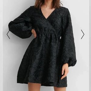 NA-KD miniklänning  - Supersnygg miniklänning med ballongärm och struktur. Som ny då den bara är använd en gång. Perfekt till nyår 🥳😍