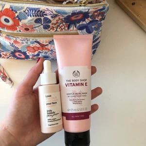 Hudvård  - En ansikts rengöring och olja som tyvärr inte har kommit till användning. Allt är oöppnat! Tänker mig en för 45kr två för 80kr<3