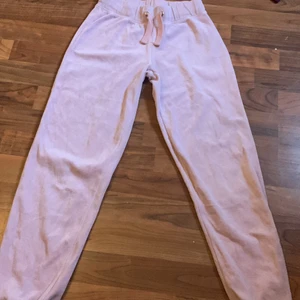 mjukisbyxor  -  Säljer nu mina fina mjukisbyxor som inte kom till användning pga för litet. I Bra skick. Ljusrosa , storlek 146-152 men  passar folk som har xxs. 💕 Frakt står köparen för👍