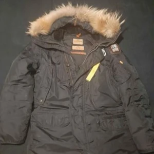 Parajumpers - Äkta parajumpers storlek L mycket fint skick 