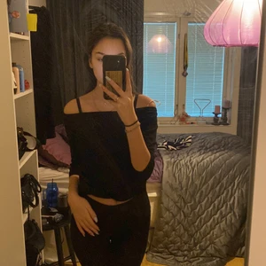 Off shoulder  - Jättefin off shoulder tröja, aldrig använd. Jätte bra tjockt material
