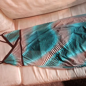 Fin klänning från Sisters Point - Fin tunn klänning i utmärkt skick. Väl använd men ser som ny ut. Matrialet är lite bikini liknande och lite glansigt. Prefekt till sommaren