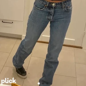 Midwaist Zara jeans - Säljer dessa supersnygga slutsålda zara jeans då de tyvärr blivit försmå för mig😫💗 De är midwaist i storlek 32 (köparen står för frakten, lånande bilder). Kan också tänka mig att byta mot likadana i storlek 34❣️ Budgivning från 250!