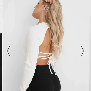 Nakd topp Angelica Blick - Vit långärmad tröja med öppen knytrygg. Aldrig använd endast testad och råkade dra av prislappen. Passar allt ifrån XXS-S/M skulle jag säga då armarna är ganska långa och går att bestämma storleken beroende på hur hårt man knyter i ryggen. FRI FRAKT