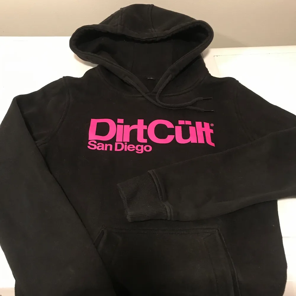 Dirtcult hoodie i bra skick! Är en medium i damstorlek men sitter som en XS alltså liten i storleken. Köparen står för frakt, hör av dig om du har några frågor:). Hoodies.