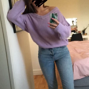 Stickad tröja - fin lila stickad tröja från Gina Tricot, storlek XL jag har (s) och sitter då så som på bilden. Är i fint skick men använt. Köparen står för frakten ❤️