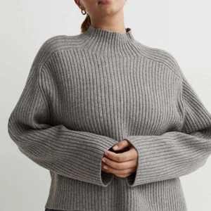 Stickad tröja  - Säljer denna stickade tröja då den inte passar. Tröjan är oversized och ej använt den. Hör av er om ni är intresserade💕! 