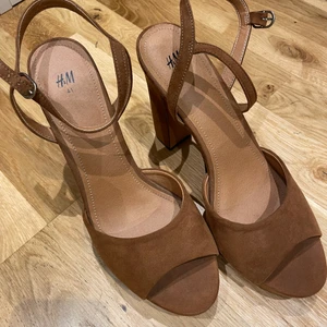 Klackar från hm - Snygga klackar från HM, mocka brun färg. Är i fint skick inte mycket använda. Säljaren står för frakten❤️