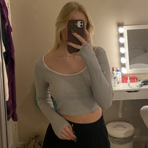 Svartvit randig topp🤍🖤 - Säljer detta plager från HM och är i storlek M. Frakten står köparen för. Har perfekt lång på armarna, använd. 🤍