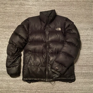 North face puffer  - The north face jacka storlek s, bra skick men tecken på användning hör och där, inuti på andra bilden har den gått sönder lite där man spänner åt 