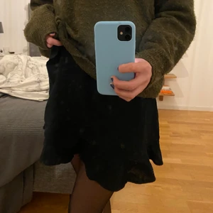 Svart kjol - En svart kjol från Hm. Man knyter den på sidan (bild 2). Bra skick, endast använd ett fåtal gånger. Hör av dig vid intresse!💗