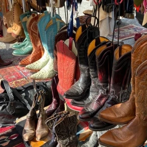 cowboy boots  - Säljer dessa asfräcka boots🤠🎸💞 storlek 40, aldrig använda (prislappen kvar) säljer då dom är lite för små för mig🌟  skriv om du har frågor eller vill ha fler bilder
