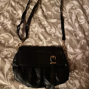 Liten svart väska - Liten svart väska köpt från Shein. Jag säljer den då den var mindre än vad jag hade önskat. Väskan har aldrig använts så den är i nyskick. Kan mötas i Stockholm eller skicka. Köparen står för frakten 💗