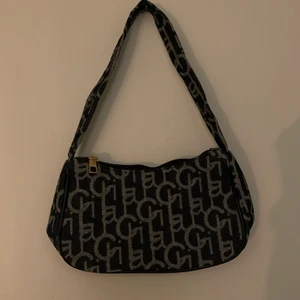 Väska  - Säljer denna väskan från shein, aldrig använd💗💗💗