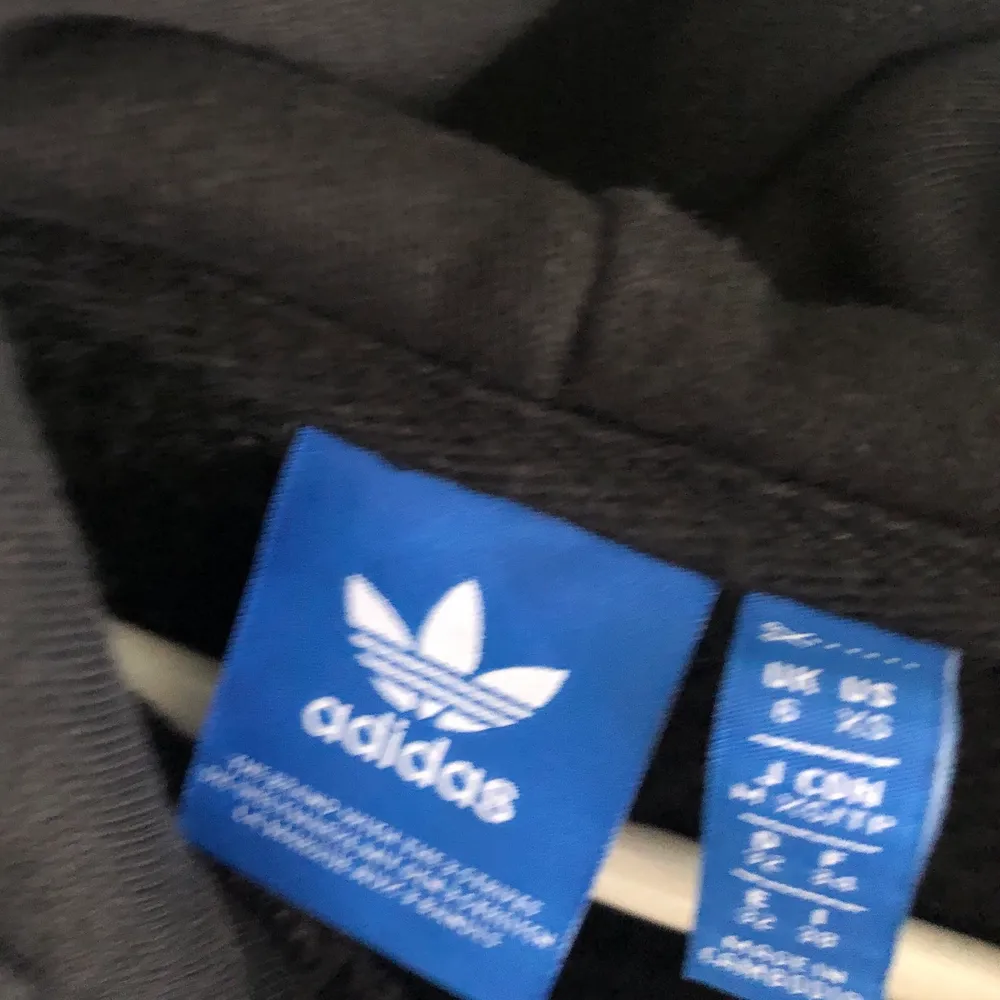 Adidas hoodie i nyskick, passar till xs-s. Hoodies.
