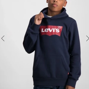 Levishoddie  - Super fin Levis hoddie köpt från kidsbrandstore tyvärr har jag växt ur den.