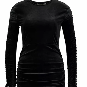 Sammetsklänning  - Säljer denna klänning från Ivyrevel! Svart med fina detaljer på sidorna, perfekt till nyår! 