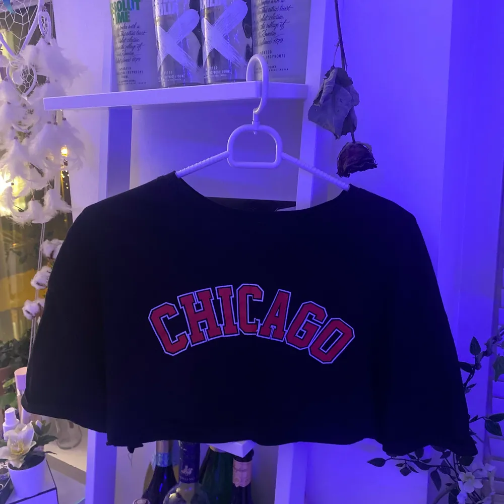 Säljer denna Chicago crop top💘. Toppar.