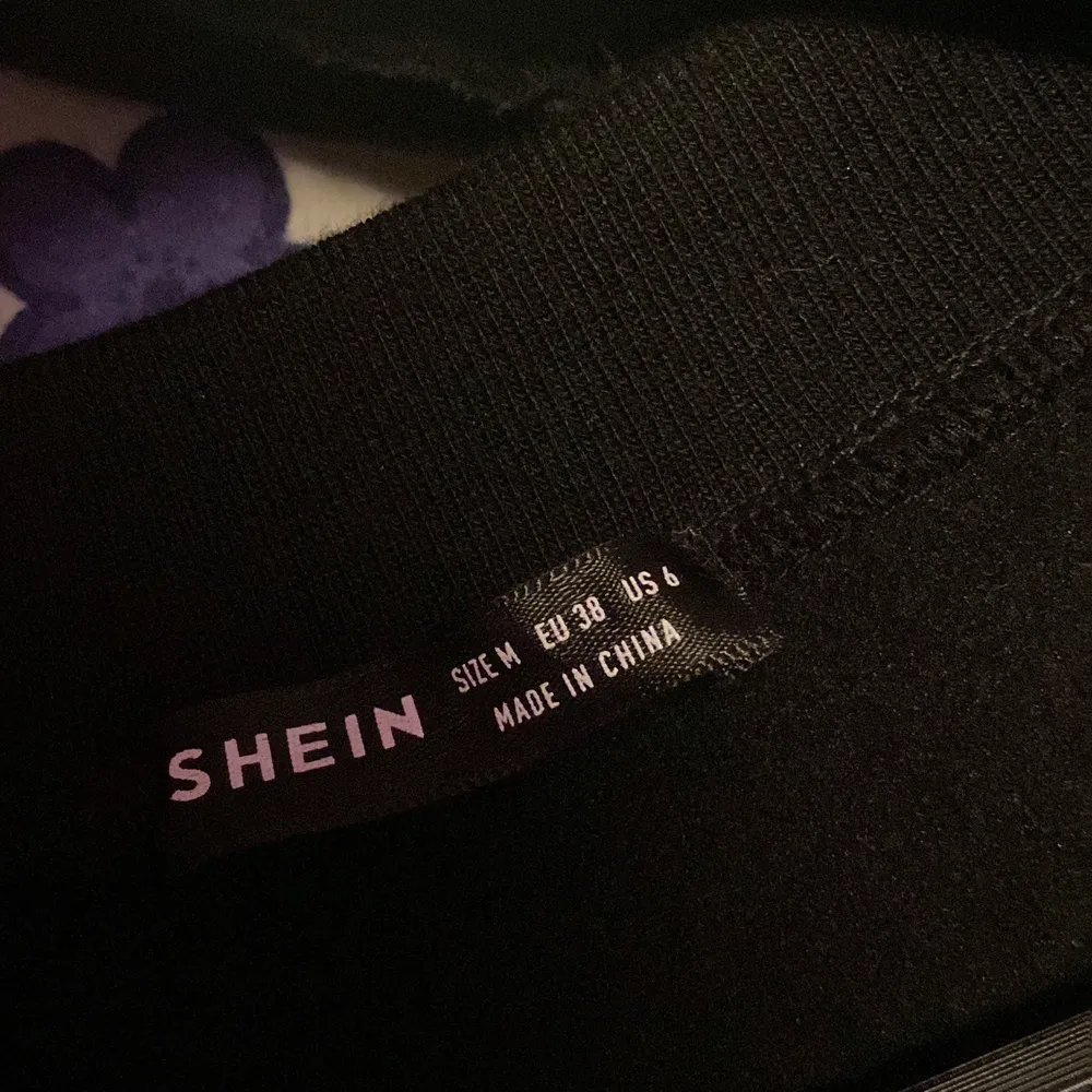 Säljer denna fina jacka som jag har köpt från Shein eftersom jag inte använder den! Jag har endast använt den 1-2 gånger och den är hel ny!. Jackor.